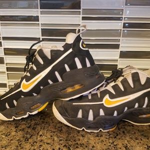 Boys size 4 Nike basketball shoes.